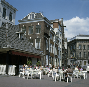 119988 Gezicht op het terras op de Kalisbrug over de Oudegracht te Utrecht.; links de achtergevels van enkele huizen ...